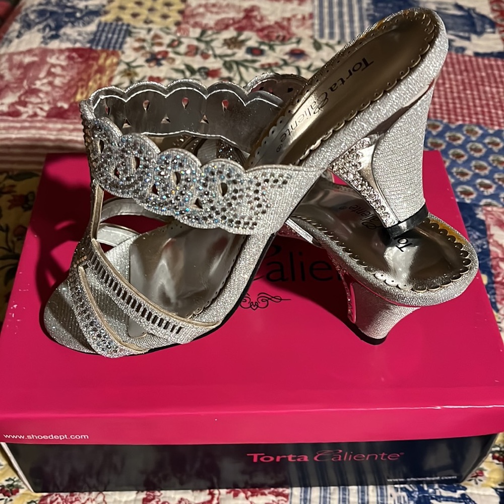 Very Sexy Silver Sandal NEW! - Picture 2 of 5
